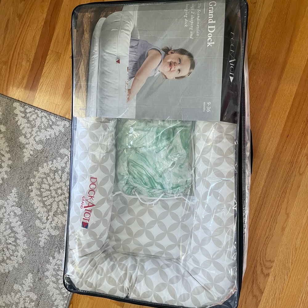 Dockatot grand with new cover and old spare